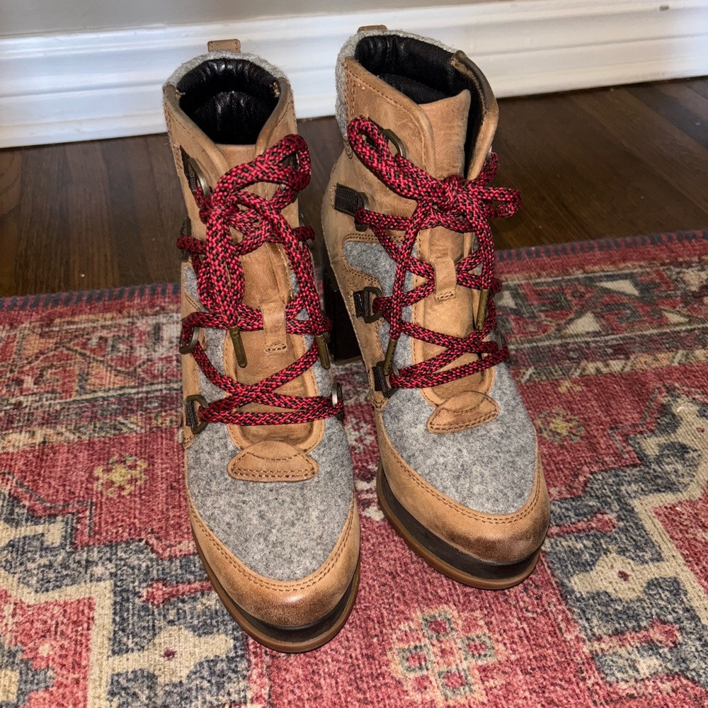 SOREL Blake Lace Block Heeled Boot Size 6.5